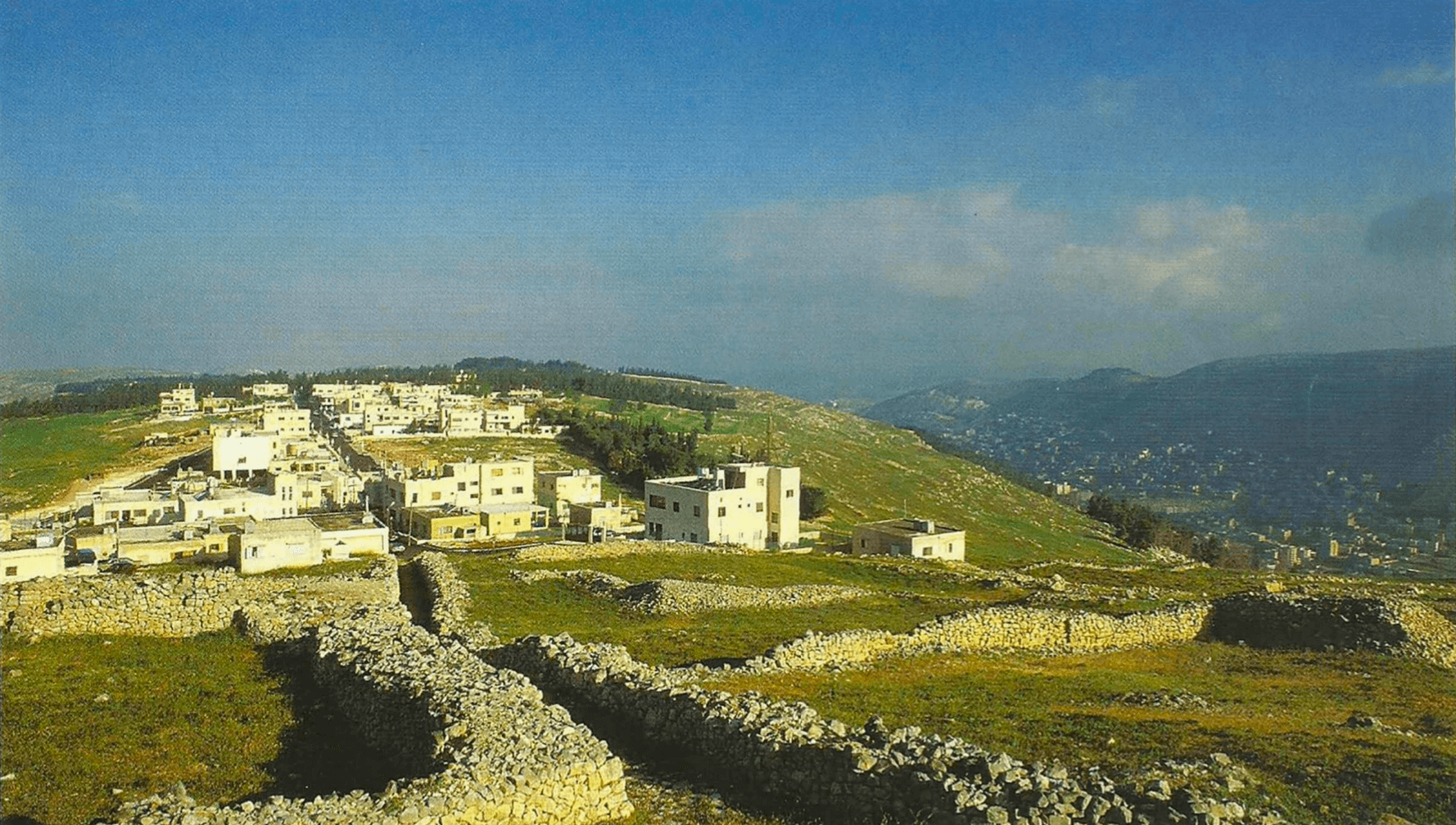 Neve Kedem - uma vila samaritana no monte Gerizim. Monte Ebal ao fundo. Séquem (atual Nablus) fica no vale, entre os dois montes.
