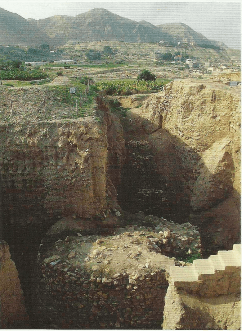Tell es-Sultan, localização da Jericó mencionada no Antigo Testamento. Ao fundo aparece o Monte da Tentação.