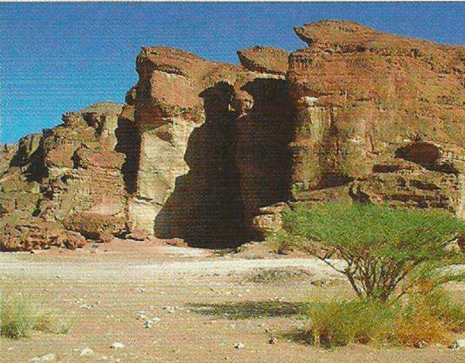 Penhascos de arenito corroídos pela erosão, localizados em Timna, próximo a Elate, onde se extraía cobre durante o reinado de Salomão. 