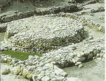 Um dos "lugares altos" (locais de adoração e sacrificio) dos cananeus em Megido, construido no terceiro milênio a.C.