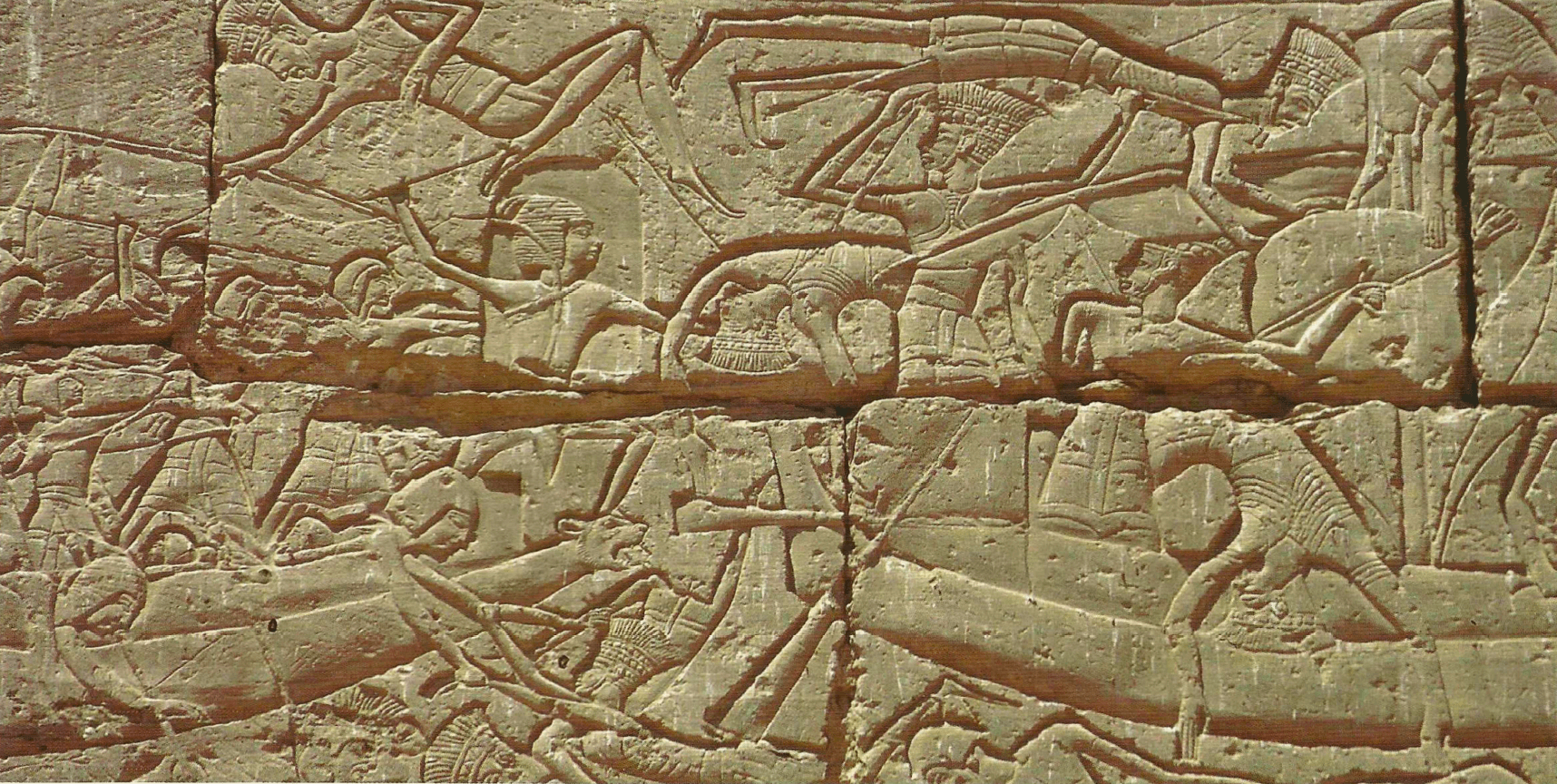 batalha naval entre Ramsés Ill e os Povos do Mar (1180 a.C.). Relevo do templo de Amon em Medinet Habu, Egito. Os guerreiros filisteus são representados usando seus ornamentos característicos a cabeça.