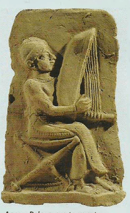 Relevo em terracota representando um músico tocando uma harpa de sete cordas. A peça tem 12 cm de altura. Procedente de Eshnunna, Iraque, é datada do inicio do segundo milênio a.C.