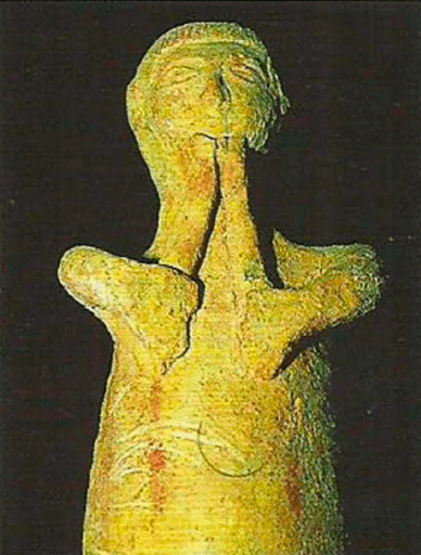 Estatueta de argila de uma garota tocando uma flauta dupla.