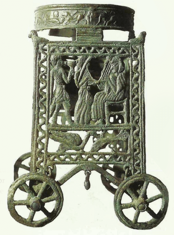 Suporte com rodas de bronze usado para bacias, proveniente de Chipre e datado dos séculos XIll a XIl a.C. I ornamento mostra um harpista.