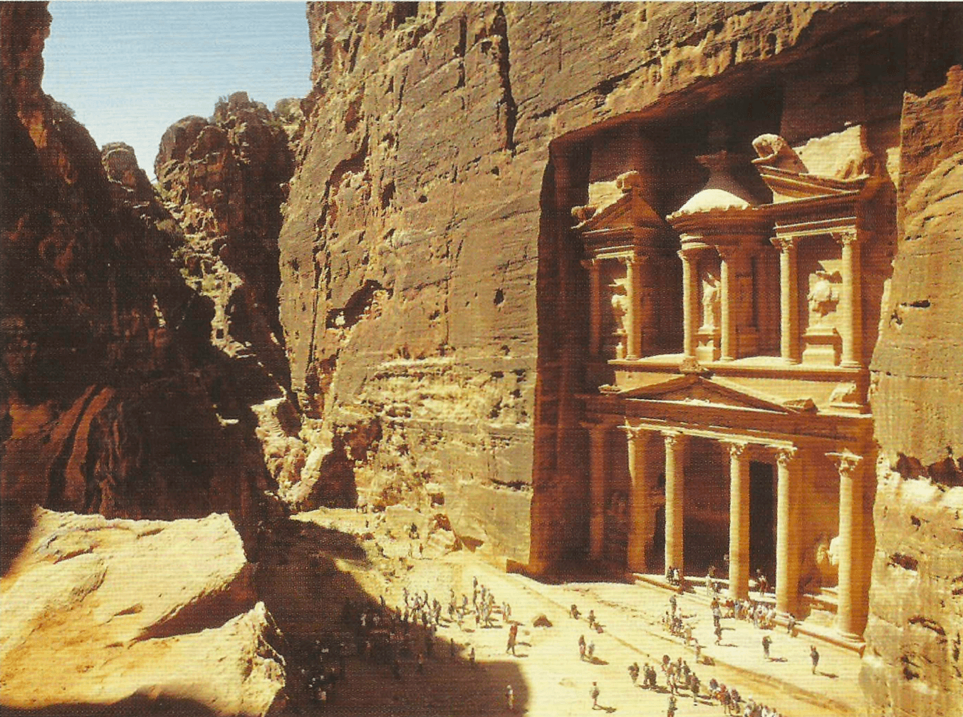Cidade de Petra, na Jordânia, escavada na rocha; talvez identificável com a cidade de Sela no Antigo Testamento. Aqui, uma vista do templo ou tumba nabatéia de el-Khazne.