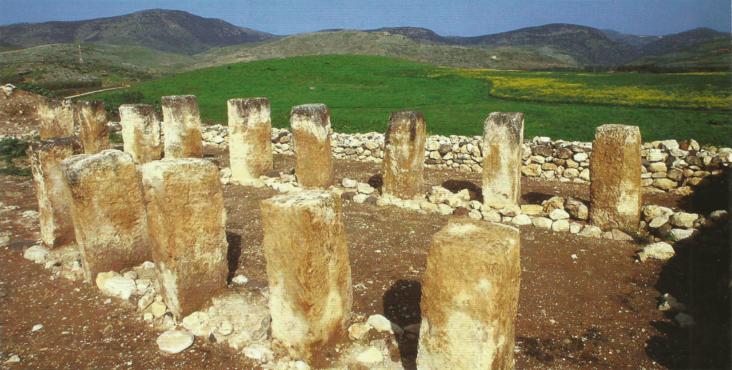 Edifício com colunas em Hazor. Outrora considerado um estábulo, hoje é identificado como um armazém.