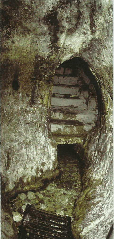 interior do túnel de Siloé em Jerusalém.