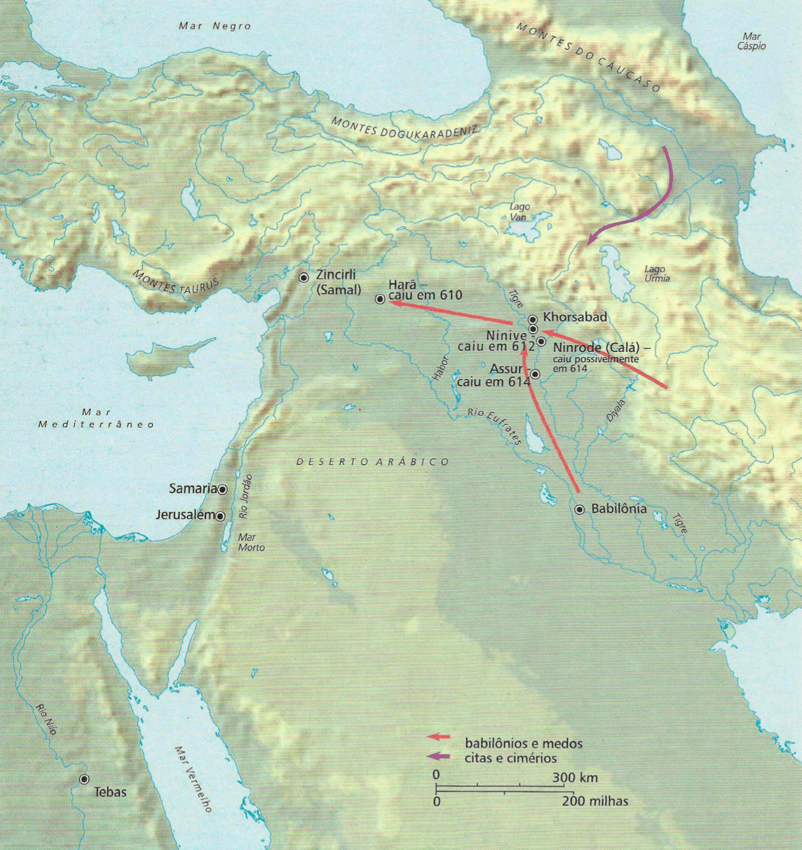 A queda da Assíria No começo do século VII a.C.os citas e cimérios, povos da região sul da atual Rússia, pressionaram a Assíria. Em 612 a.C., Ninive, capital da Assíria, foi tomada pelos babilônios, do sul do atual Iraque, e pelos medos, do atual Irá. Um 