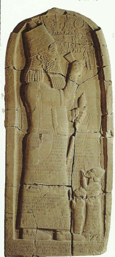 A estela de 3,2 m de altura mostra o rei assírio Esar-Hadom(681-669 a.C.) segurando dois reis clientes minúsculos em cordas amarradas a ganchos presos ao nariz. Proveniente de Zincirli, no sudeste da Turquia.