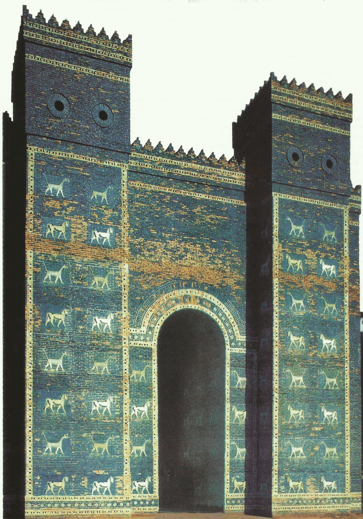 Uma reconstituição da porta de Ishtar, da Babilônia, representada em sua forma final, depois de ter sido revestida com tijolos vitrificados mostrando touros e dragões (sirrush).