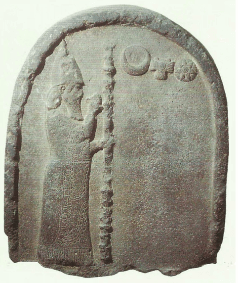 O relevo em pedra mostra o rei da Assíria caçando leões. Proveniente do palácio do rei Assurbanipal (669. 627 a.C). Nínive.