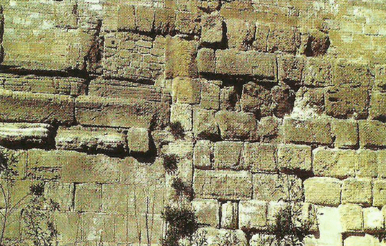 Muro leste do Templo. Junção da construção herodiana esmerada (à esquerda) com partes edificadas anteriormente. Acredita-se que a parte mais antiga pertencia ao templo de Zorobabel.