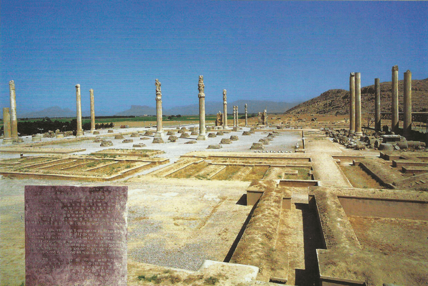 Persépolis, onde se encontram as ruínas de Apadana, o salão de audiências de Dario I (522-486 a.C.).