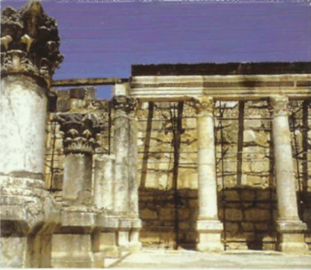 Ruínas da sinagoga em Cafarnaum, datadas do século IV d.C. Na parte inferior, pode-se ver parte de uma parede de basalto negro, possivelmente de uma sinagoga construída no século I d.C.