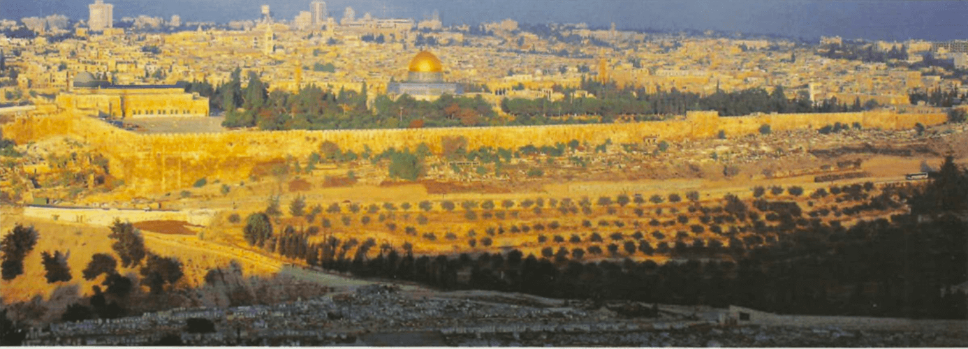 Jerusalém nos dias de hoje, vista do monte das Oliveiras O muro de Haram esh-Sharif acompanha o muro do templo de Herodes.