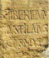 Bloco de pedra com 82 × 68 × 20 cm. Faz referência a Pôncio Pilatos, Prefeito da Judéia. Proveniente de um teatro em Cesaréia.