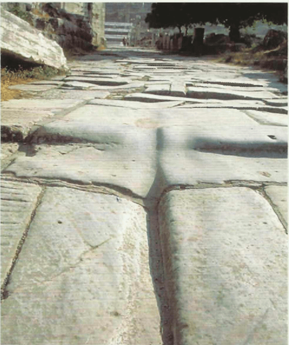Como esta rua em Éfeso mostra, as estradas romanas costumam ter bastante tráfego e eram suscetíveis a desgaste pelo uso.