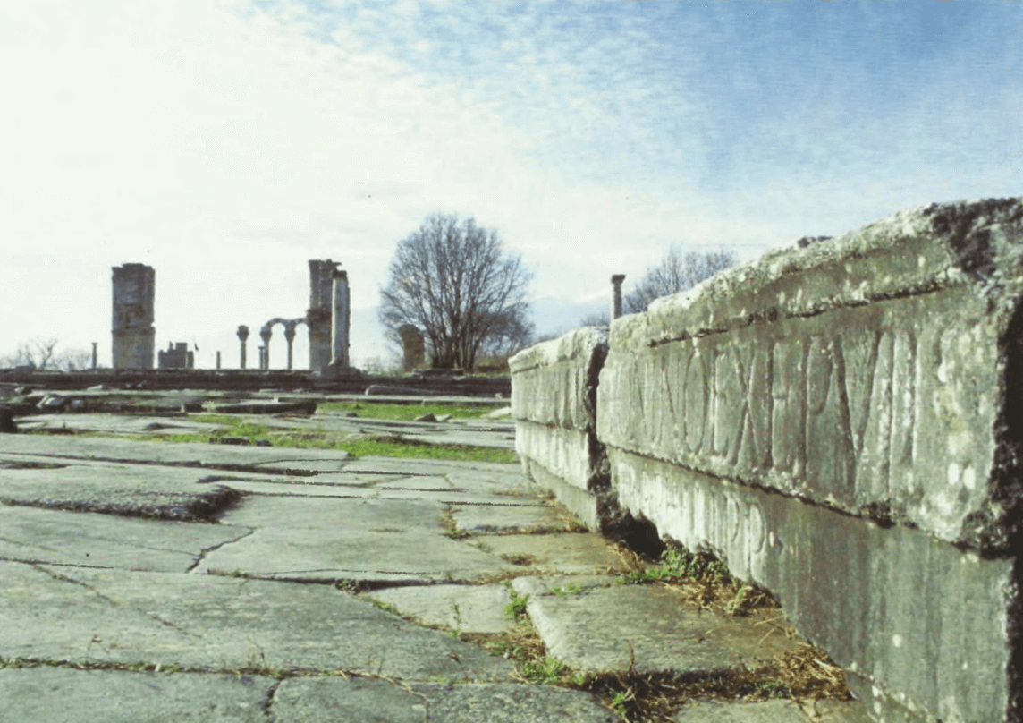 Fórum romano na cidade de Filipos; ao fundo, ruínas de uma igreja bizantina do século VI d.C.