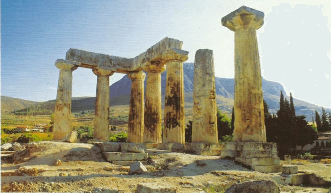 Vista das ruínas do templo de Apolo, datado do século VI a.C. Ao fundo, o Acrocorinto
