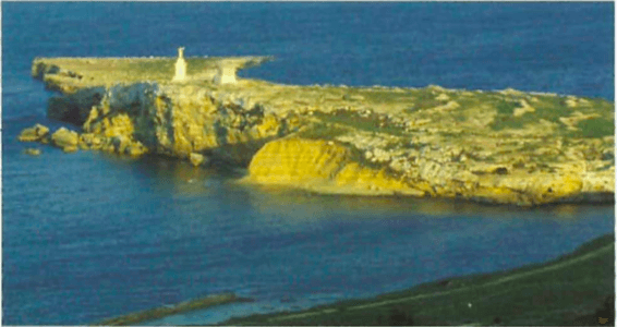 Estátua de Paulo na baía de São Paulo, em Malta, onde provavelmente ocorreu o naufrágio do navio que o transportava.
