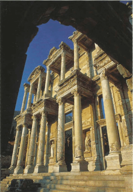 Biblioteca de Celso, governador romano da Ásia; localizada em Éfeso, datada de 110 d.C. e extensamente restaurada