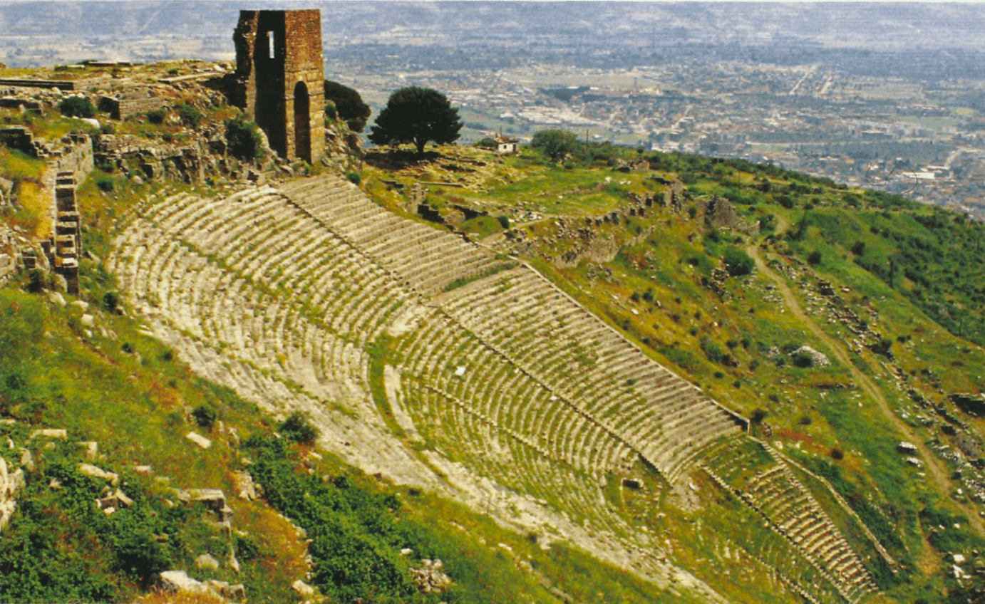 Teatro de Pérgamo. O altar de Zeus ficava embaixo da árvore que aparece na parte superior da fotografia