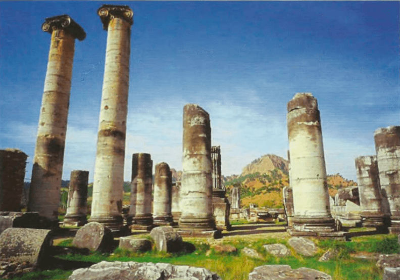 Templo de Artemis em Sardes. Embora sua construção tenha sido iniciada em c. 300 a.C., a maior parte da edificação que foi preservada é romana.