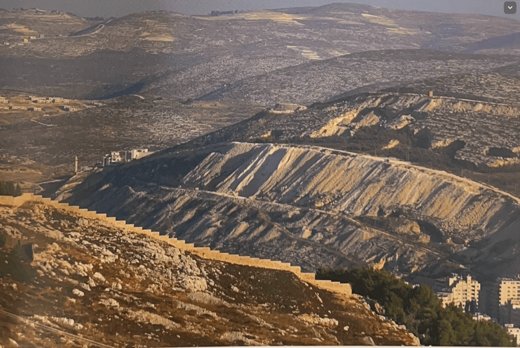 A Siquém bíblica (moderna Nablus) fica onde o uádi Siquém se junta à estrada da Serra Central.
